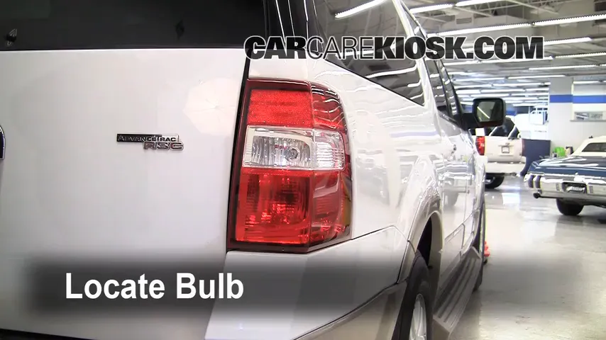 2007 Ford Expedition EL Eddie Bauer 5.4L V8 Éclairage Feux de marche arrière (remplacer une ampoule)